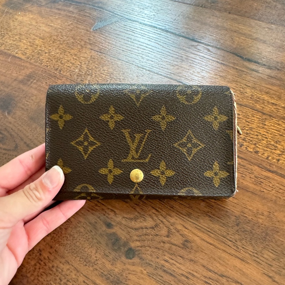 AUTHENTIC Louis Vuitton Wallet